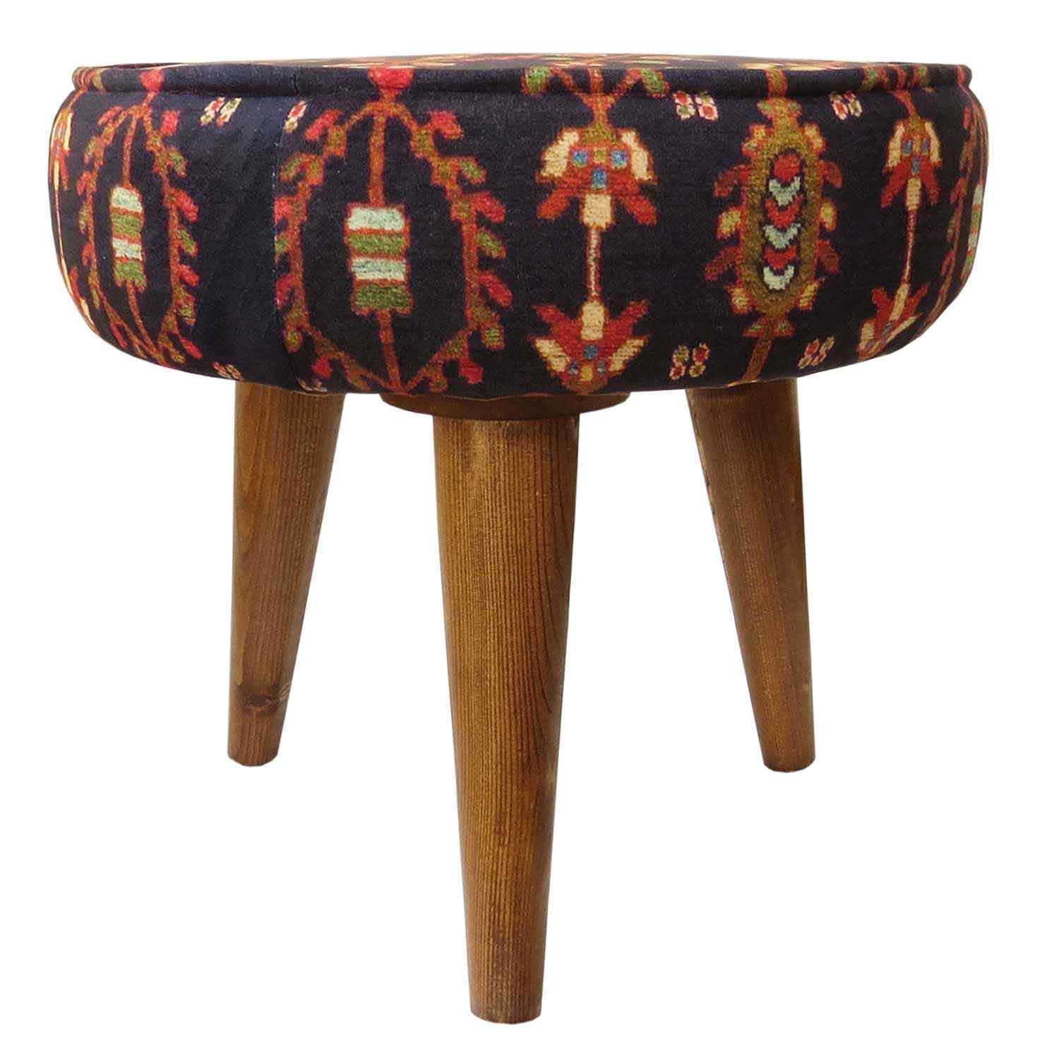 Traditionele rode Perzische voetenbank met houten poten en fluwelen stof, kunst