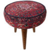 Traditionele rode Perzische voetenbank met houten poten en fluwelen stof, kunst