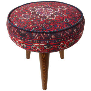 Traditionele rode Perzische voetenbank met houten poten en fluwelen stof, kunst