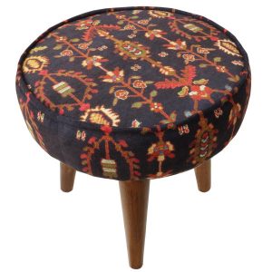 Traditionele rode Perzische voetenbank met houten poten en fluwelen stof, kunst