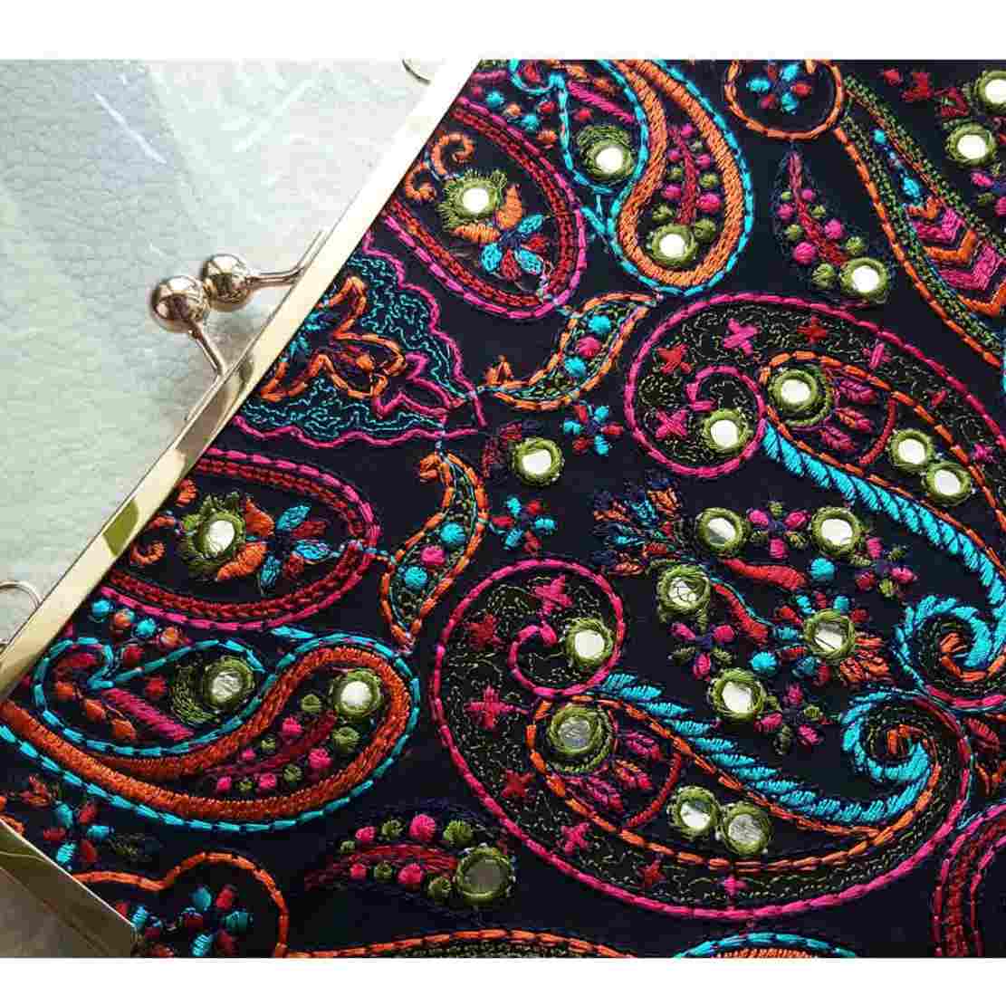 Geborduurde clutch handtas met paisleypatroon