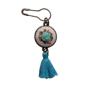 Geborduurde broche – blauw bloemenontwerp