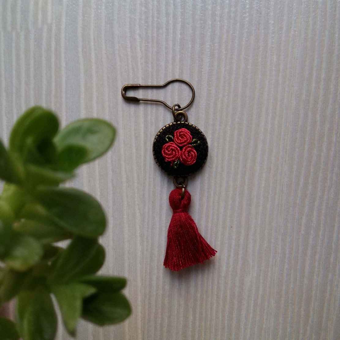 Geborduurde broche – rood bloemenmodel