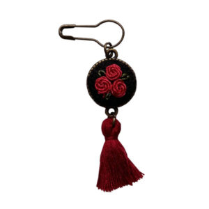 Geborduurde broche – rood bloemenmodel