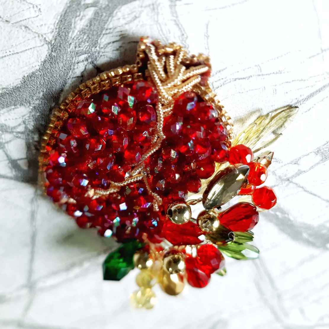 Granaatappelbroche – symbolisch en elegant