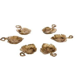Elegante messing Haft-Sin-set met bladontwerp voor Nowruz