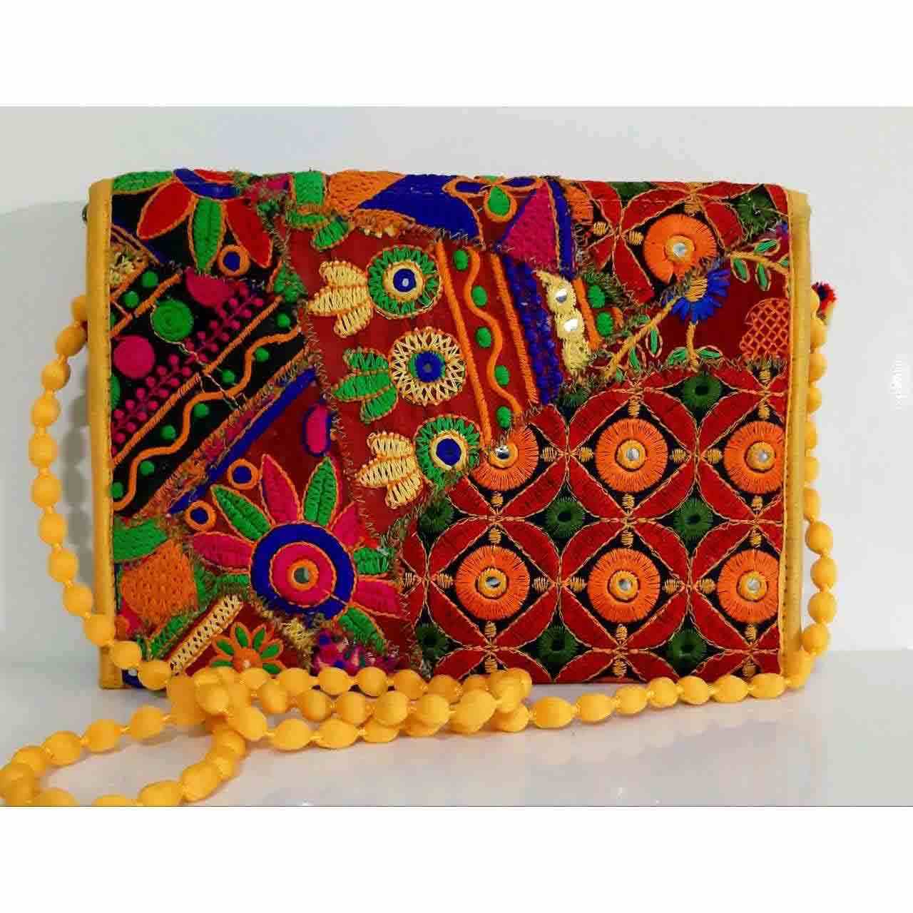Geborduurde fluwelen clutch handtas met bloemcirkels