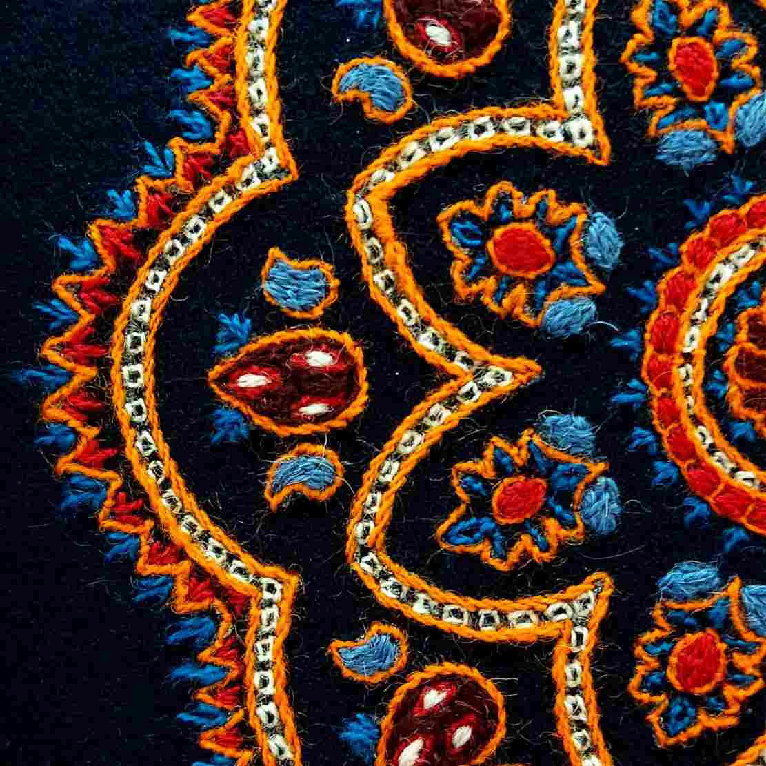 Perzisch geborduurd wandkleed – bloemig Toranj textielkunst
