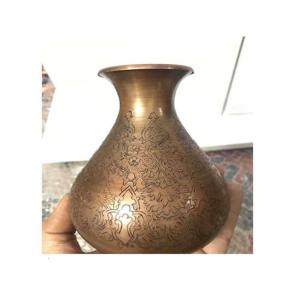 Handgemaakte Perzische koperen graveervaas met Khomreh-ontwerp, perfect voor het presenteren van enkele stelen met bloemenkunst