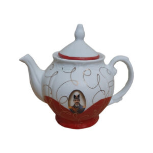 Porseleinen serveertheepot met traditioneel Perzisch Shah Abbasi-ontwerp