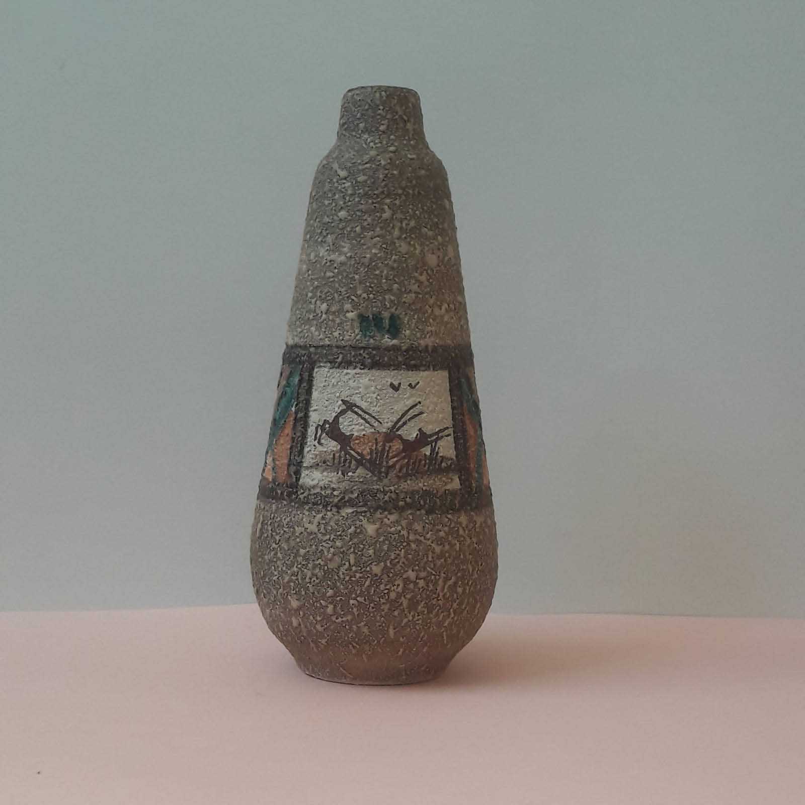 Handgemaakte Perzische deco-aardewerkvaas met enkelstengel-silhouet en Silik-kunstmotief voor een artistieke presentatie