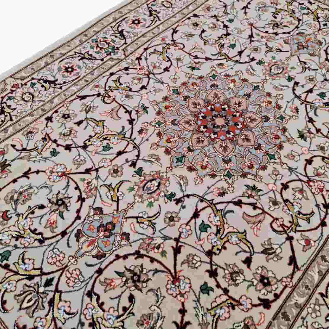 Handgeknoopt Perzisch Isfahan Abtin Tapijt (Klassiek Bloemenmedaillon) – Crème Zijde & Wol