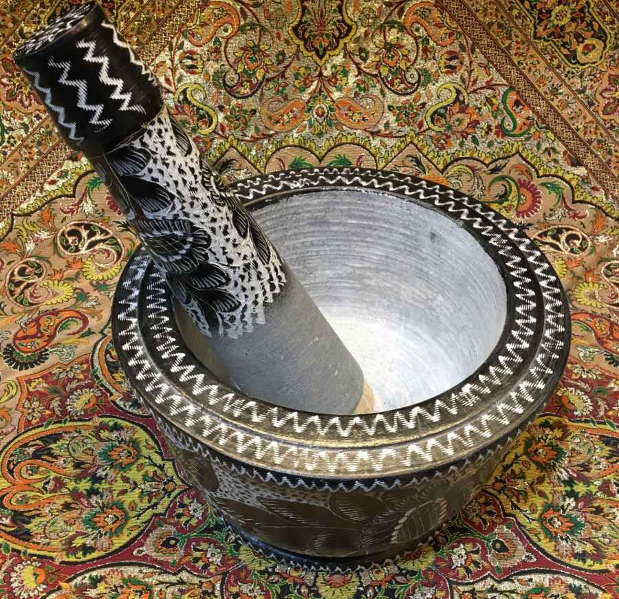 Zwarte Stenen Vijzel & Stamper – Bloemmotief Siaghalam