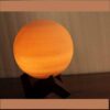Perzische Globe zoutlamp – Handgemaakt Planeet design met houten basis