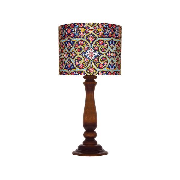 Traditionele houten tafellamp met Perzisch geïnspireerde lampenkap Kashi