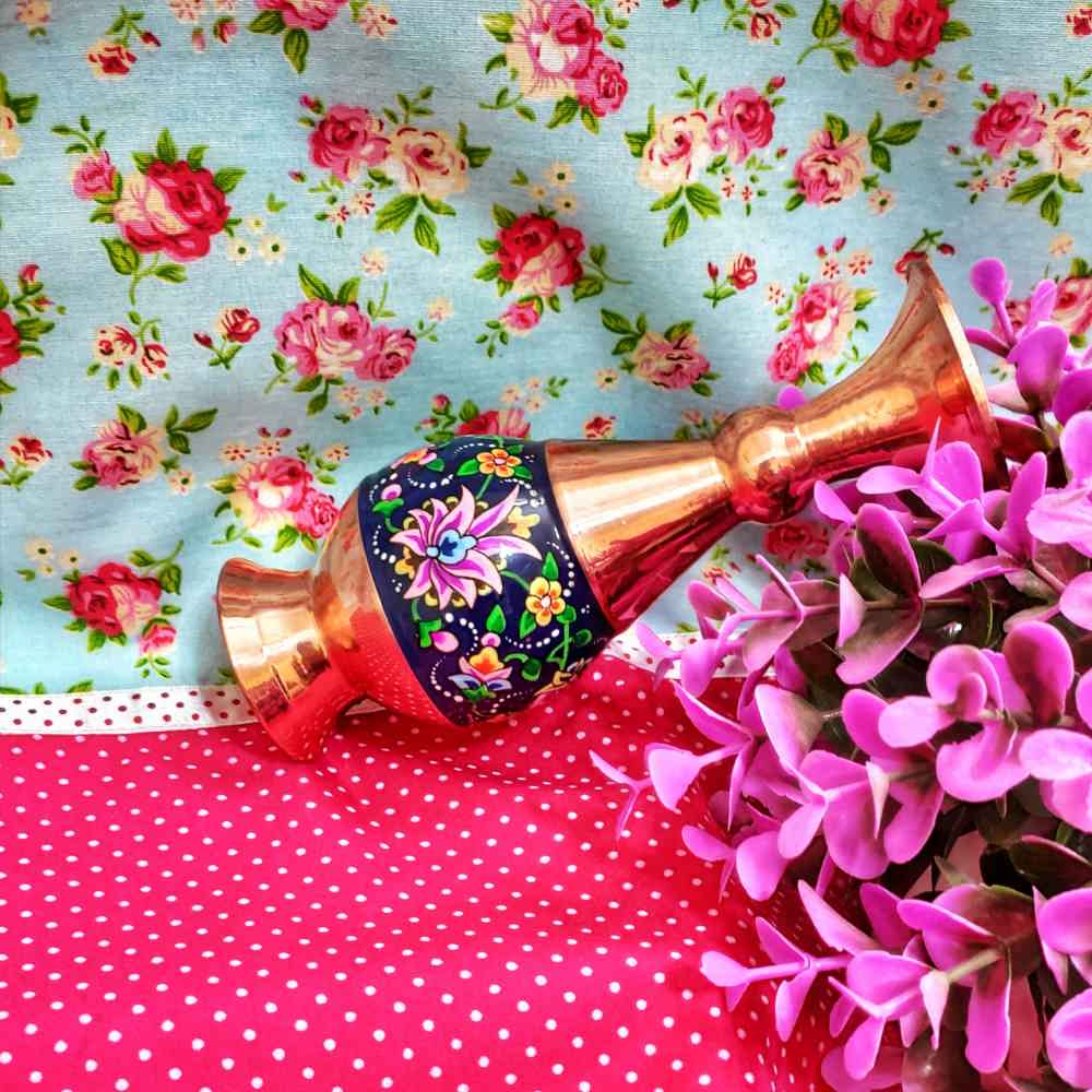 Decokoperen vaas handbeschilderd met Perzisch Minakari-email, Tahoora-model met een klassiek bloemenpatroon