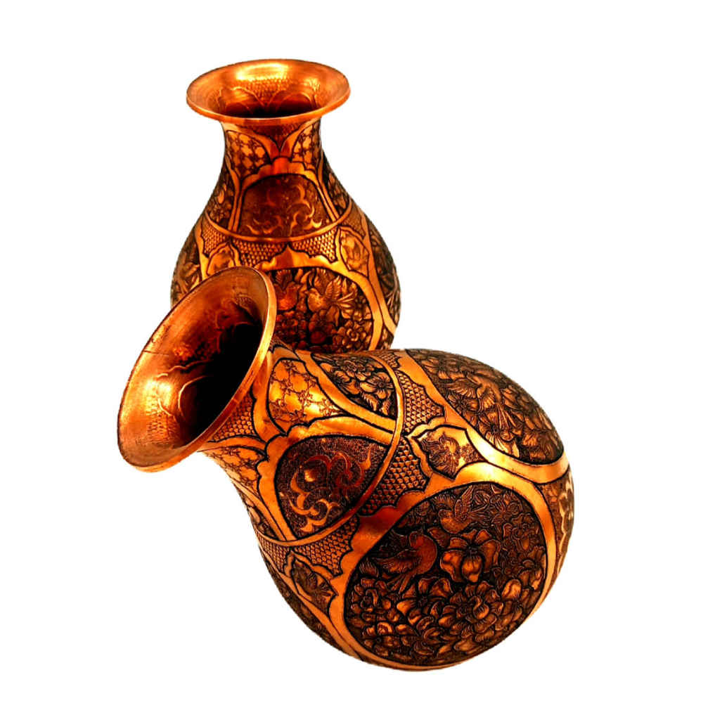 Handgemaakte Perzische koperen graveervaas met Gol-o-Morgh-ontwerp, perfect voor het presenteren van enkele stelen