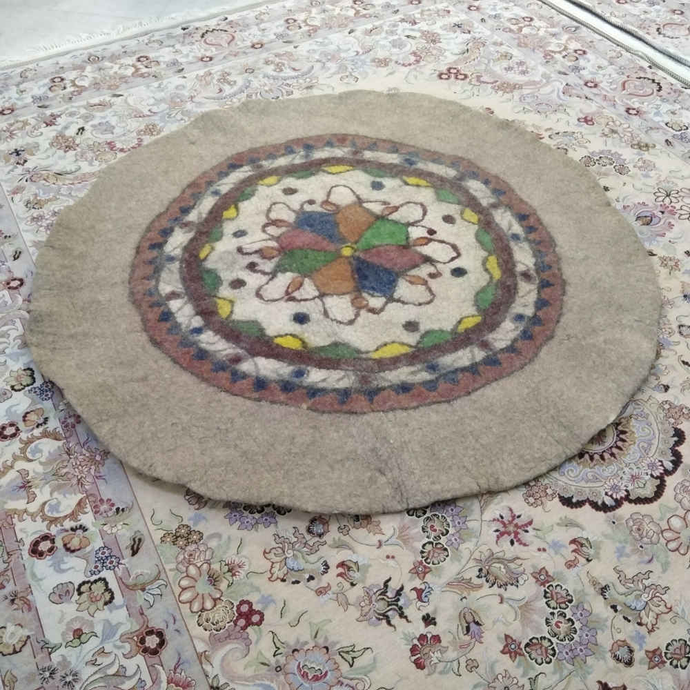 Perzisch Vilttapijt Handgemaakt – Model Gerd Rond Wit – Geometrisch