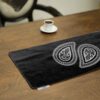Perzische Fluwelen Tafelloper Tradition - Zwart Paisley Design
