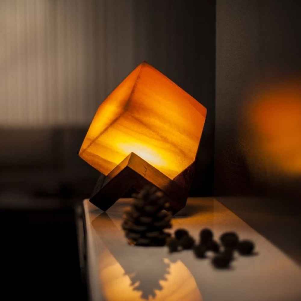 Perzische kubus zoutlamp – Handgemaakt kubusdesign met houten basis