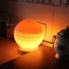 Perzische bol zoutlamp – Handgemaakt ontwerp met houten basis