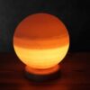 Perzische bol zoutlamp – Handgemaakt ontwerp met houten basis