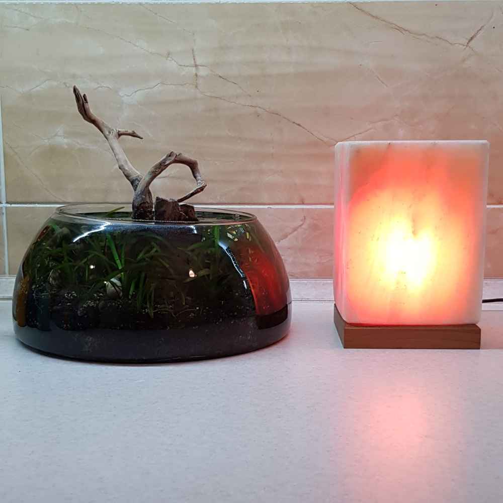Perzische kubus zoutlamp – Handgemaakt kubusvormig ontwerp met houten basis