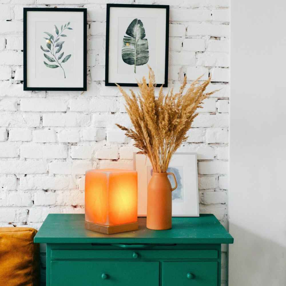 Perzische kubus zoutlamp – Handgemaakt Dara ontwerp met houten basis