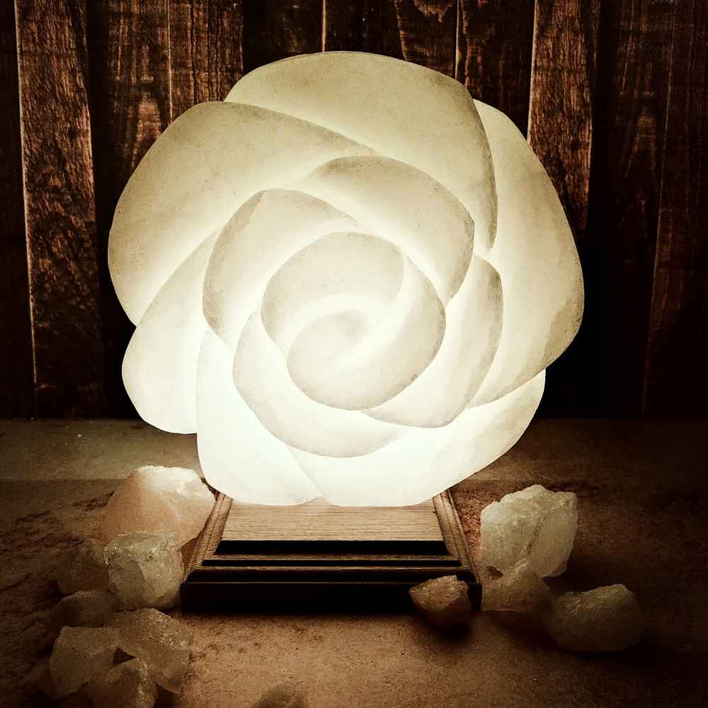 Perzische bloem zoutlamp – Handgemaakt ontwerp met houten basis