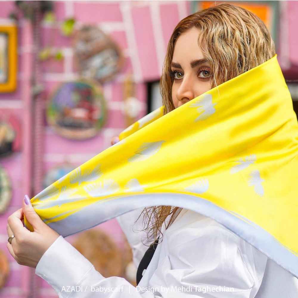 Gele Zijden Mini-Sjaal ‘Azadi’ – Artistiek Design