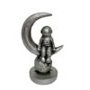 Decoratief astronaut-op-de-maan beeldje – Ruimteverkenner sculptuur