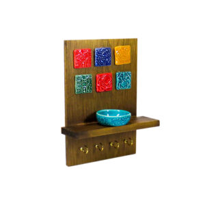 Decoratieve houten wand-sleutelhouder met ontwerp Avard