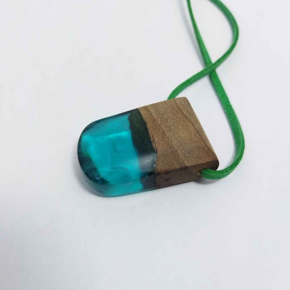 Hout-en-hars ketting handgemaakt artistiek gedurfd model Oghyanous