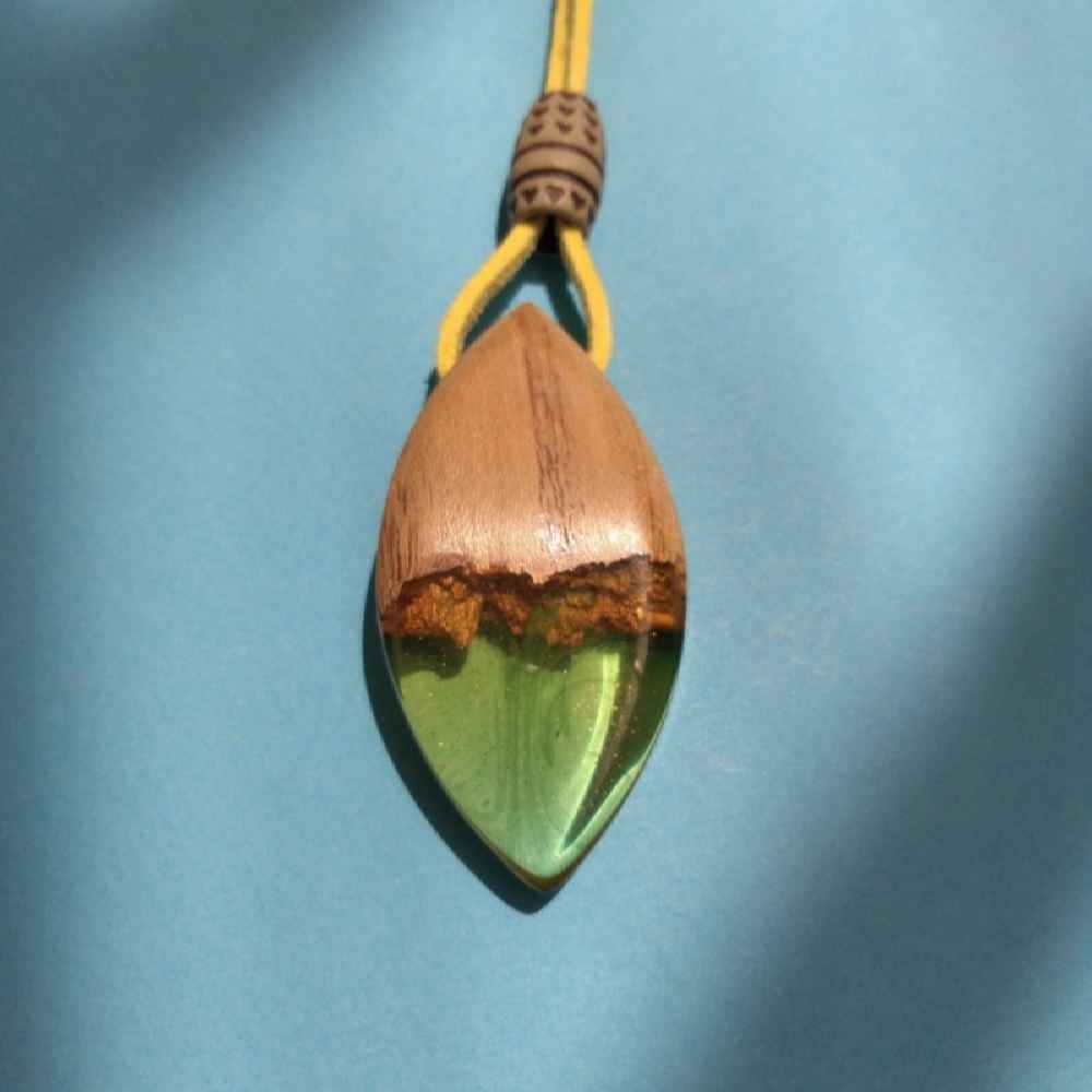 Hout-en-hars ketting handgemaakt artistiek gedurfd model Pars