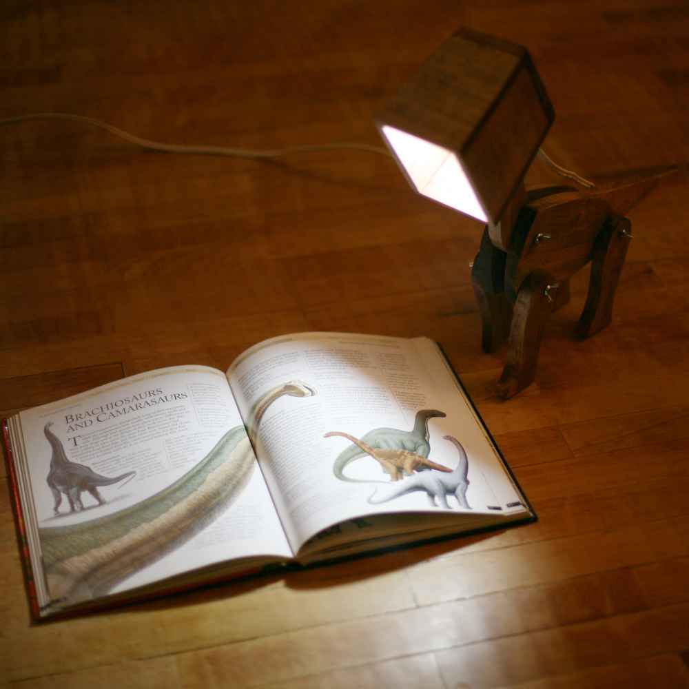 Handgemaakte en verstelbare houten bureaulamp – Dinosaurus-figuur