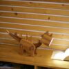 Handgemaakte en verstelbare houten bureaulamp – Stego-figuur