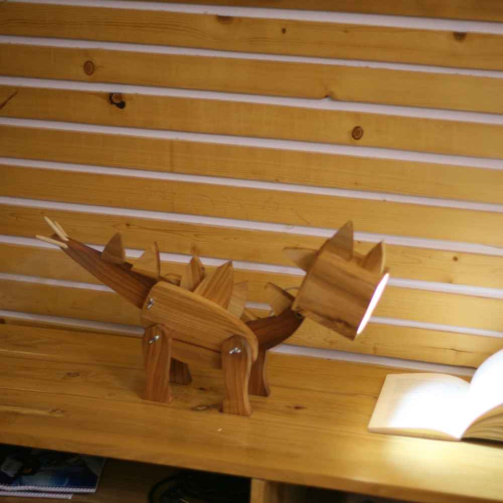 Handgemaakte en verstelbare houten bureaulamp – Stego-figuur