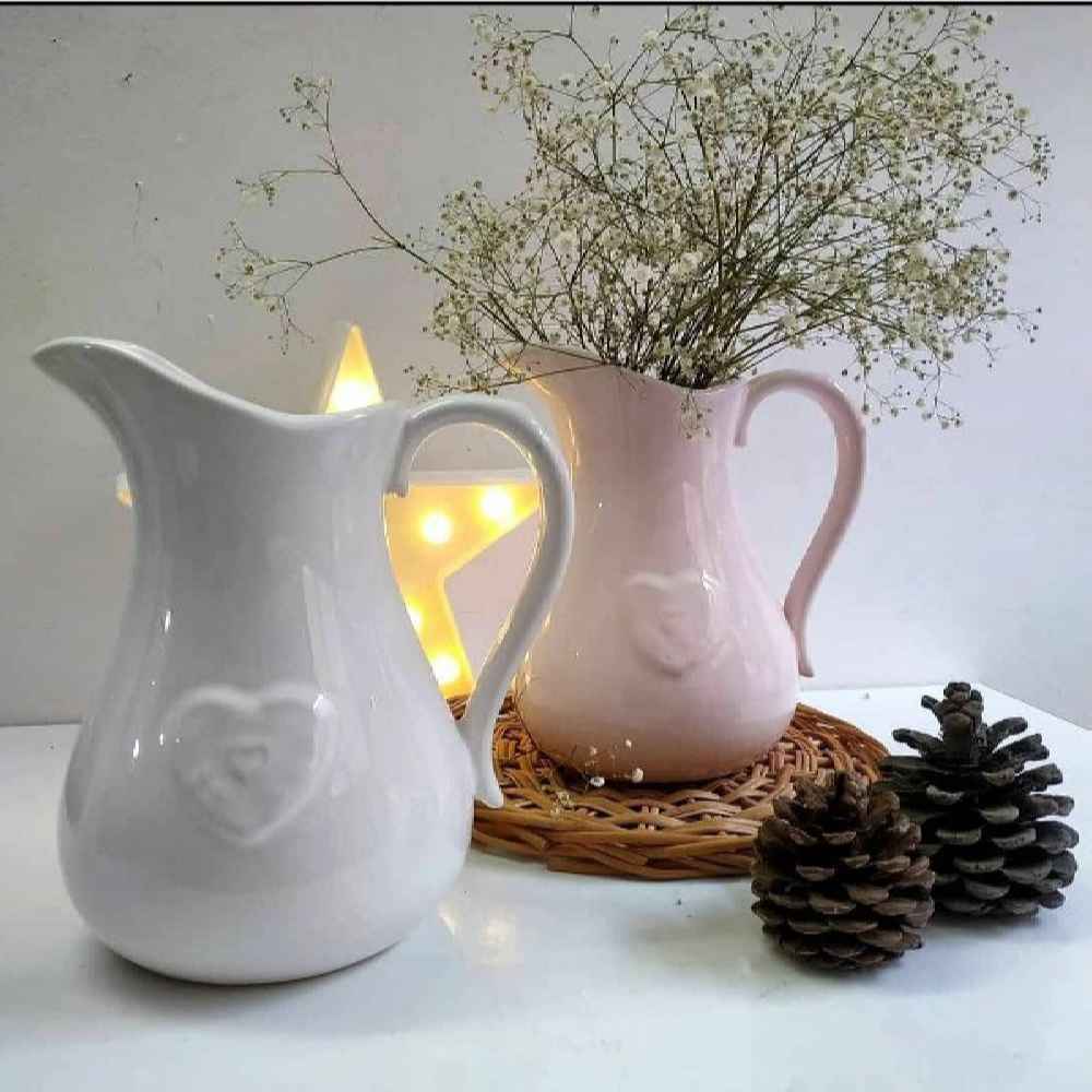 Decoratieve keramieken kanvaas, Love-model voor een romantisch landhuisdecoratieaccent