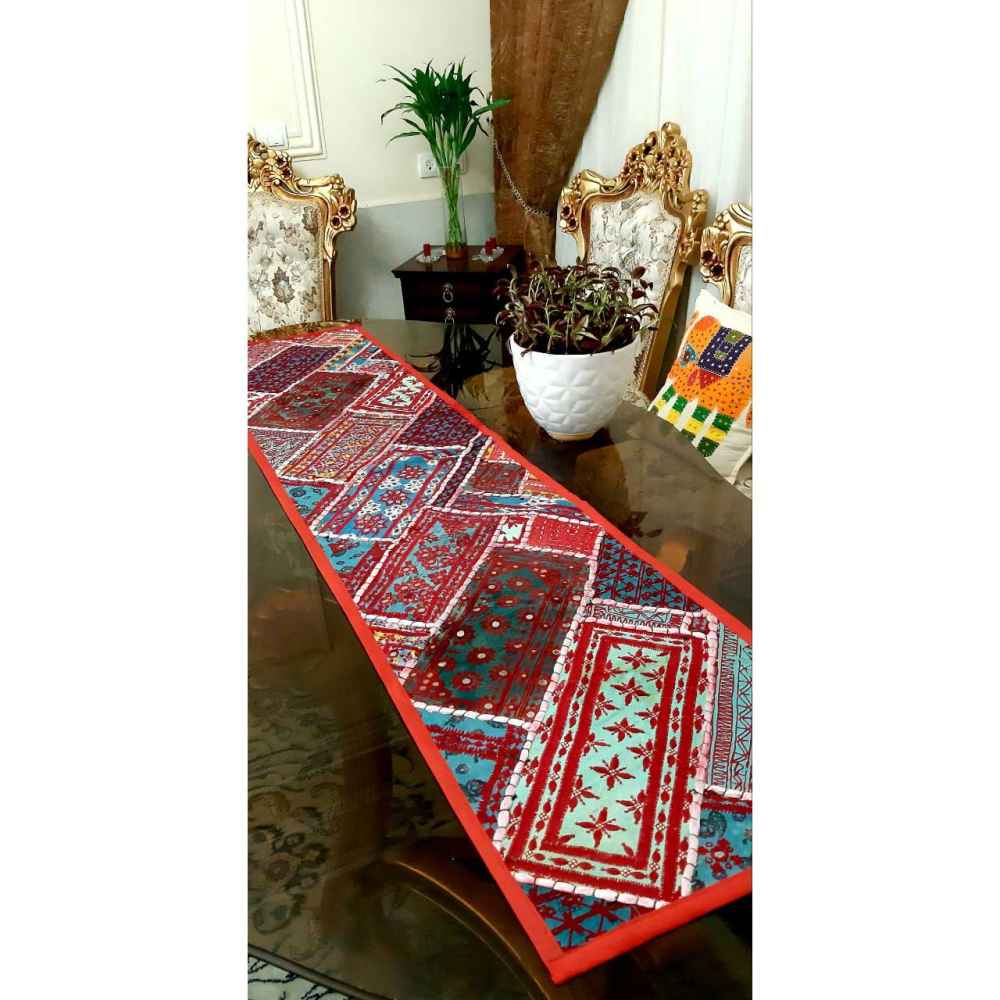 Patchwork Geborduurde Tafelrunner Roodabeh