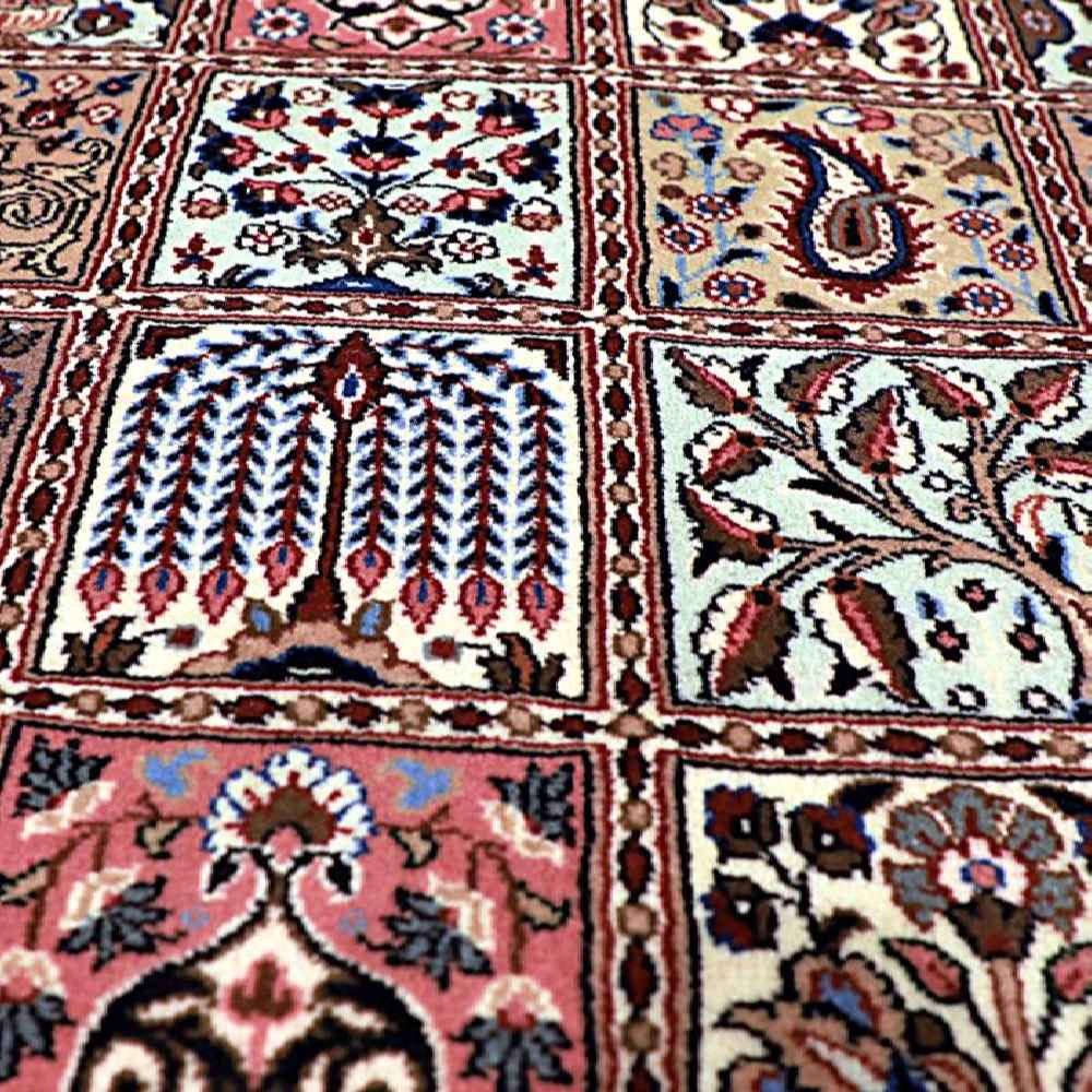 Handgeknoopt Perzisch Birjand Arghavan Tapijt (Bakhtiari Garden Panel) – Rode Wol