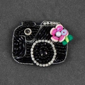 Vrouwelijke Handgemaakte Geborduurde Broche Speld – Camera Ontwerp