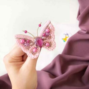 Handgemaakte Damesbroche met Kralen – Roze Vlinder-ontwerp