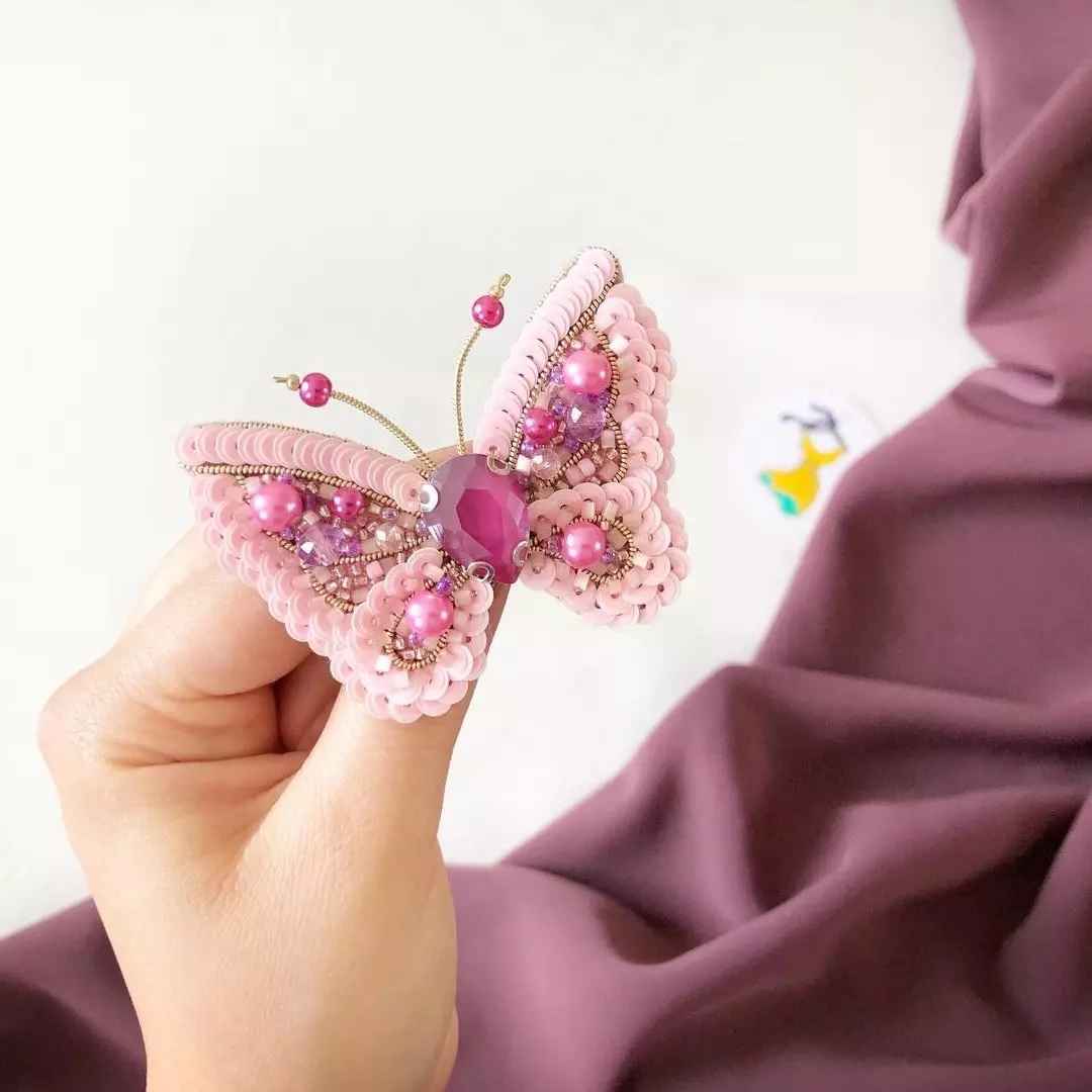 Handgemaakte Damesbroche met Kralen – Roze Vlinder-ontwerp