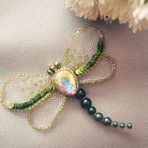 Handgemaakte Damesbroche met Kralen – Libelmodel Wit