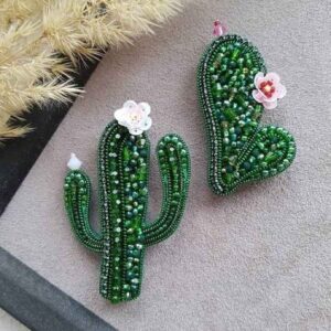 Set van 2 Handgeborduurde Damesbroches – Model Cactus