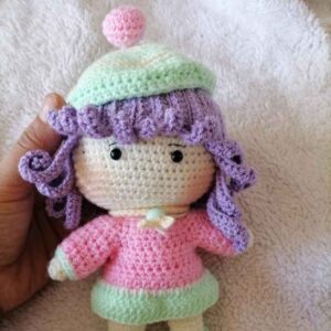 Amigurumi handgemaakte gehaakte pop klein meisje