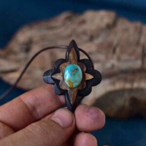 Gesneden Houten Hanger met Turquoise Edelsteen Handgemaakt Artistiek