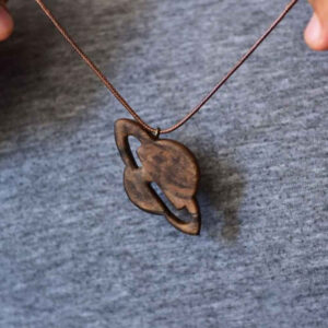 Houten Ketting Handgemaakt met Artistieke Stijl Saturnus