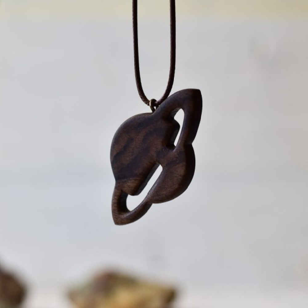 Houten Ketting Handgemaakt met Artistieke Stijl Saturnus