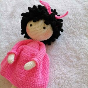 Amigurumi handgemaakte gehaakte pop krullend meisje